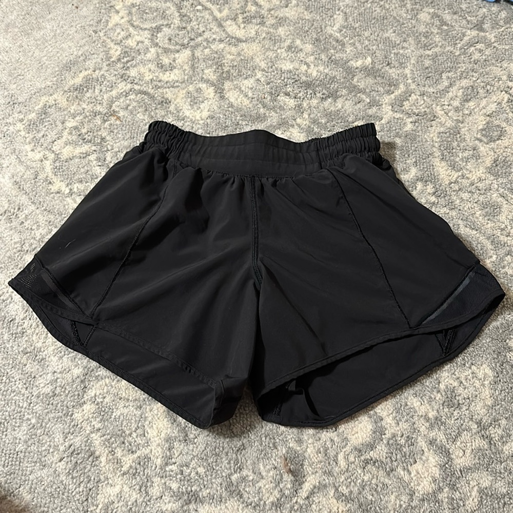 Lululemon Black Hotty Hot Shorts Size 2 (Low Rise 4’)